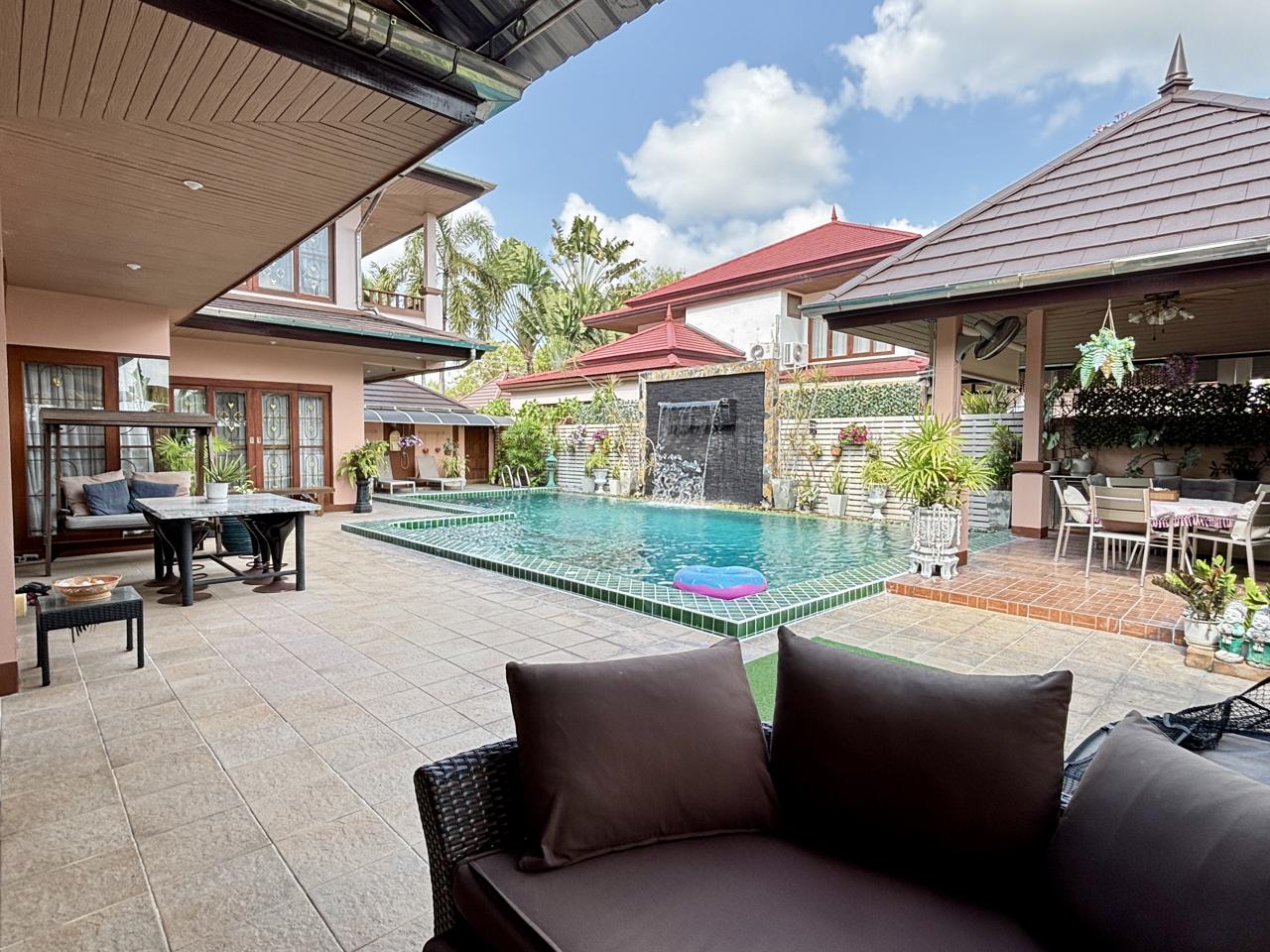 House, 4 bedrooms, 200 m² - photo 1