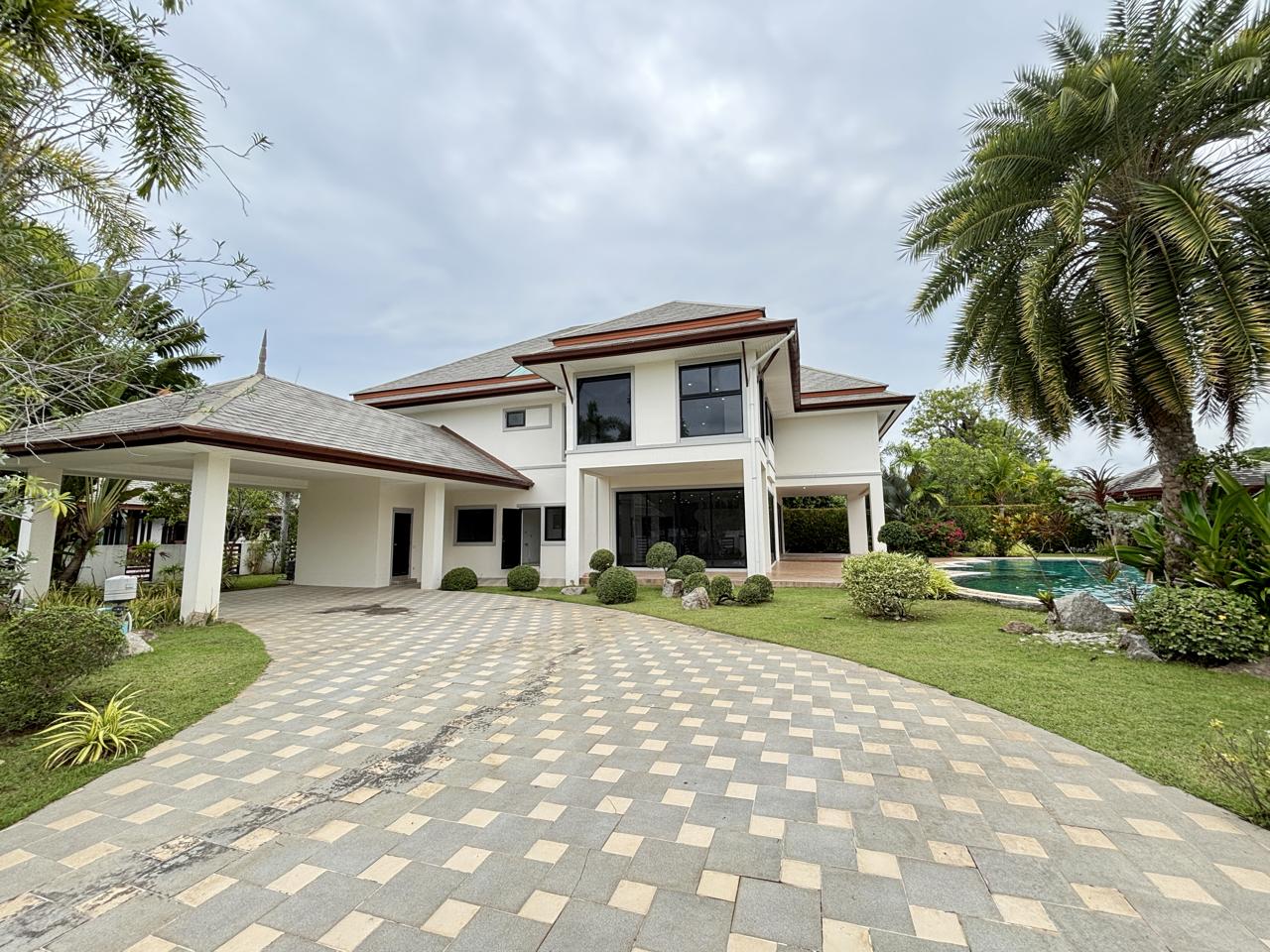 House, 4 bedrooms, 377 m² - photo 1
