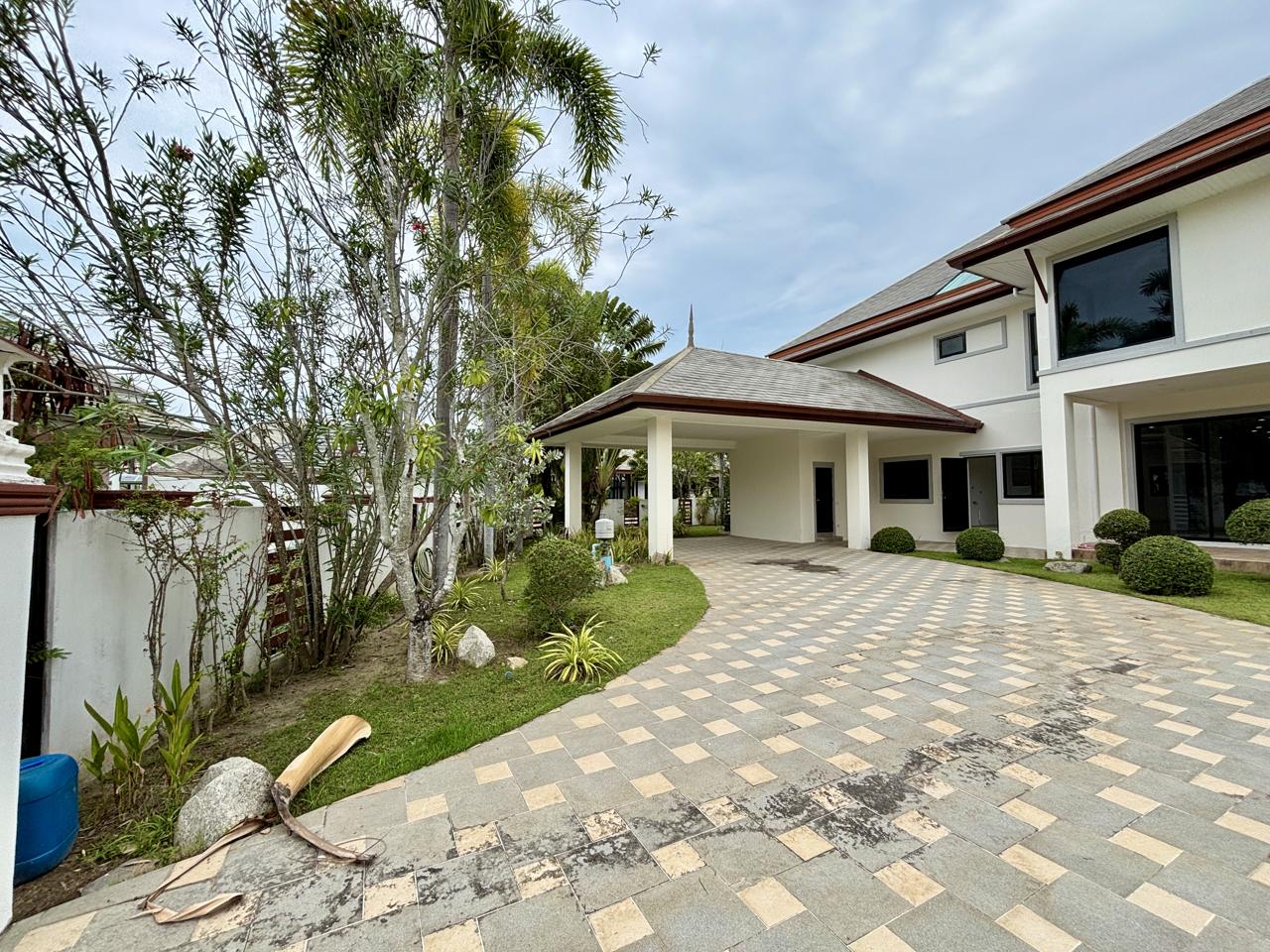 House, 4 bedrooms, 377 m² - photo 2