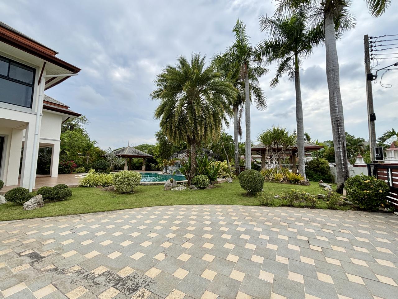 House, 4 bedrooms, 377 m² - photo 3
