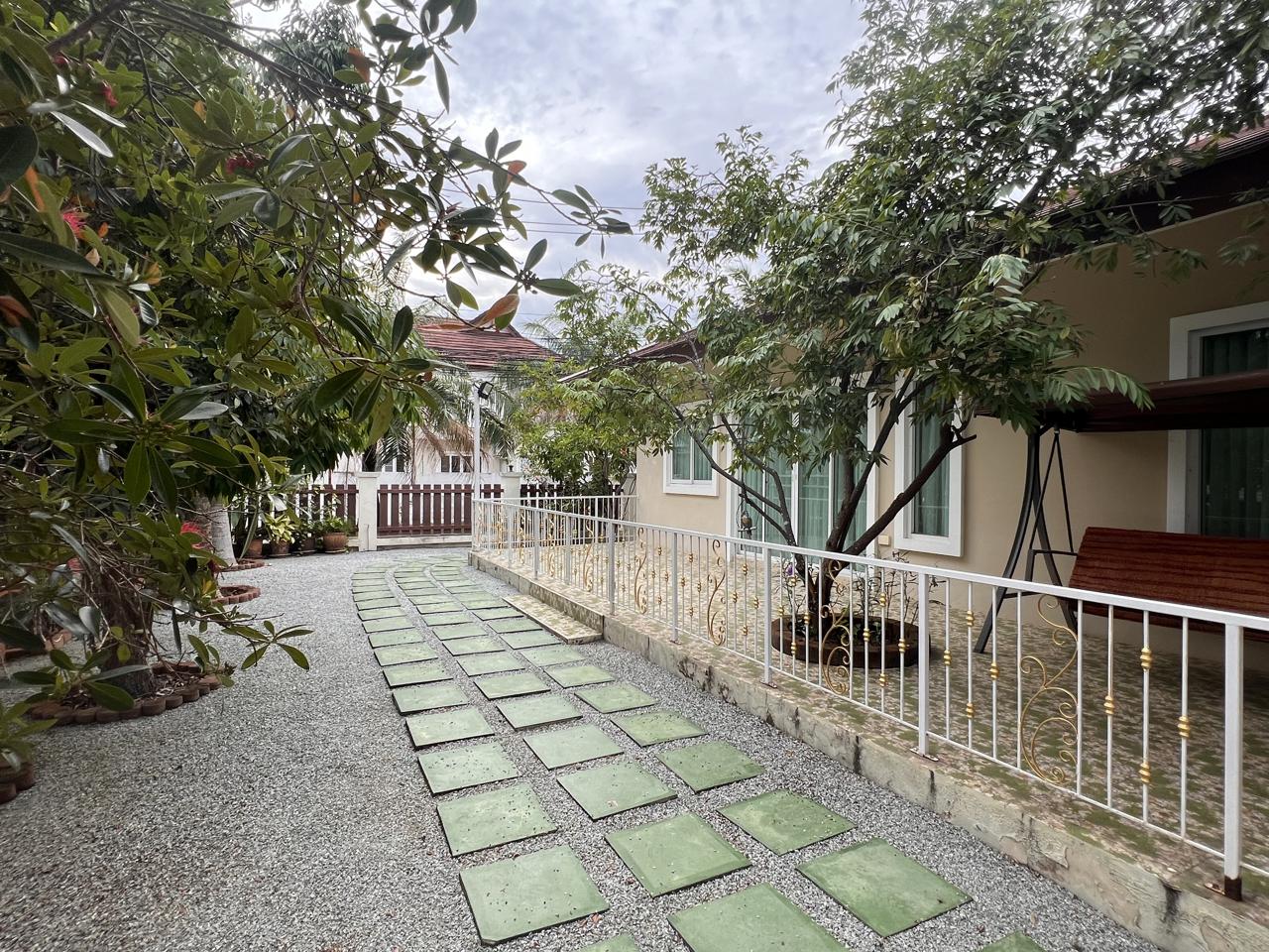 House, 5 bedrooms, 280 m² - photo 3
