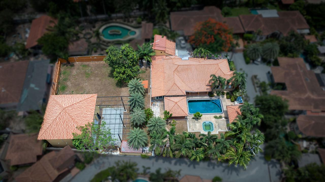 House, 5 bedrooms - photo 1