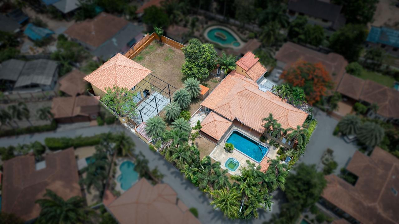 House, 5 bedrooms - photo 2